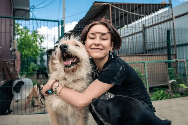 mujer motilado un perro